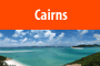 Australia. Widok na otwarte morze znad piaszczystej plaży w okolicach Cairns. W wodzie kajakarze dobijający do brzegu